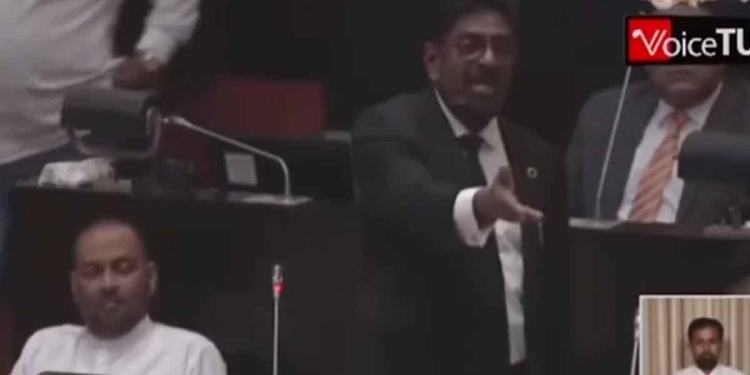 ‘වාඩිවෙනවා ඕයි ..! දවස් 3ක් කතා කරලා මොන බම්බුවක් ගහනවද දැන්..! මොන මගුලක්ද මේ..! ගහන්න ඕන පරයින්ට..!’ මාධ්‍යවල නොගිය කෙහෙළියට යකා නැග්ග හොඳම ටික! VIDEO I Sri Lanka Latest News