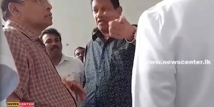 මෛත්‍රීට පාක්ෂිකයො මූණටම බනින්න පටන් ගනී! ආරක්ෂකයන් වටකරගනී! ආණ්ඩුවේ ඇමැතිකම් ගත්ත අයත් පැත්තක ඉඳී! VIDEO I Sri Lanka Latest News