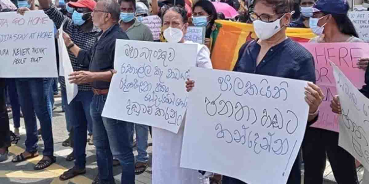 ‘හත්දෙයියනේ හෙළයට ගිය කල කියමී…!’ නන්දා මාලිනිය රටට වෙලා තියෙන දේ කියන අලුත්ම සිංදුව! දේශපාලකයිනේ මේ සිංදුව අහලා පුළුවන් නම් උත්තර බැඳපල්ලා! කිසිම රේඩියෝවක TV එකක දාන්නේ නැති සිංදුව මෙන්න! VIDEO I Sri Lanka Latest News