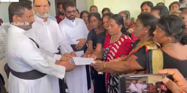උතුරේ අලුත් අරගලයක් ඇරඹෙයි! අම්මාවරු පාරට බැස විරෝධතාවක! VIDEO I Sri Lanka Latest News