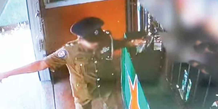 නිල ඇඳුම ඇඳගෙනම බාර් දෙකකට ගිය පොලිස් පරීක්ෂක අරක්කු බාගේ බෝතල් දෙකක් නොමිලේ අරන් ගිහින්! I Sri Lanka Latest News