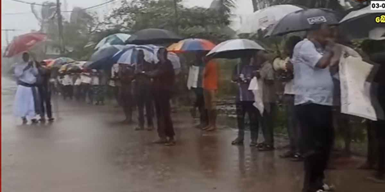 ‘ඉවසුවා ඇති’! නාකපන වැස්සේ බෝපිටියේ ජනතාව පියතුමන්ලා සමග කුඩත් ඉහළගෙනම පාරට බසී! VIDEO I Sri Lanka Latest News