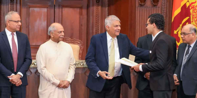 උසස් පෙළ ඉහළින්ම සමත් වූවන් ජනපති මුණගැහෙයි! ජනපති තෑගි බෙදයි! නෙළුම් කුළුණ පෝර්ට් සිටිය නොමිලේම පෙන්වයි! PHOTOS I Sri Lanka Latest News