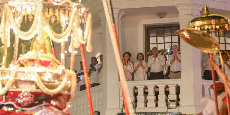නුවර පෙරහර බලන්න මේ පාර විශාල සෙනගක් ආවේ ආර්ථික අර්බූදයෙන් අපි ගොඩ ගිය නිසා දෙවියන්ට පින්දෙන්න! VIDEO I Sri Lanka Latest News