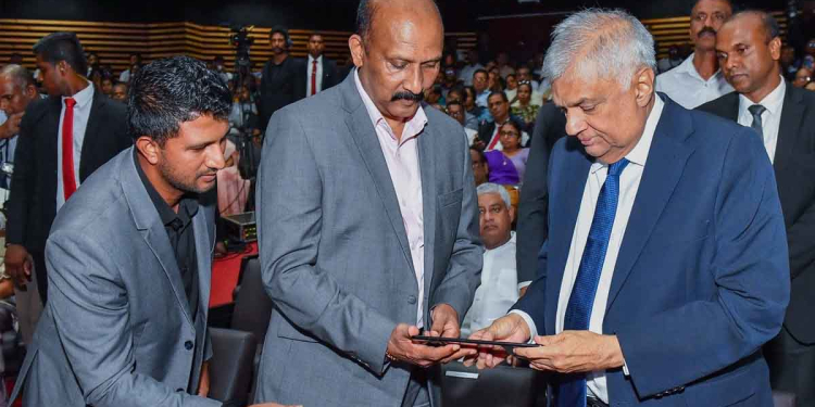 ආරක්ෂක ලේකම් පොත් දෙකකුයි සිංදුවකුයි එළිදක්වයි! ජනපති-අගමැතිත් උත්සවයට ඇවිත්! PHOTOS I Sri Lanka Latest News