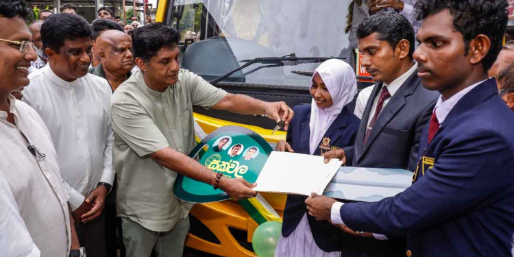 ගෝඨාභය වගේම මේ ජනාධිපතිවරයාත් පාස්කු ප්රහාරය ගැන සිදු කළ ජනාධිපති කොමිසම් වාර්තාවේ දෙවැනි හා තෙවැනි වෙළුම් හංගනවා! විපක්ෂනායකවරයා විදිහට මම ඒ වාර්තා ඉල්ලුවත් ඒ වෙළුම් දෙන්න බෑ කිව්වා! ජනාධිපතිතුමා කියනවා ඒවා ‘රහසිගතයි’ කියලා! මේ තොරතුරු සැඟවීමෙන් ප්රහාරයට ලක්වූ ජනතාවට අසාධාරණයක් වෙලා! ප්රහාරයේ ඇත්ත රටම දැනගන්න ඕනෑ! කළුතර මුස්ලිම් මහා විදුහලට 77 වන බස් රථය ලබා දෙමින් සජිත් පාස්කු ප්රහාරයේ තවත් හෙළිදරව්වක් කරයි! VIDEO & PHOTOS I Sri Lanka Latest News