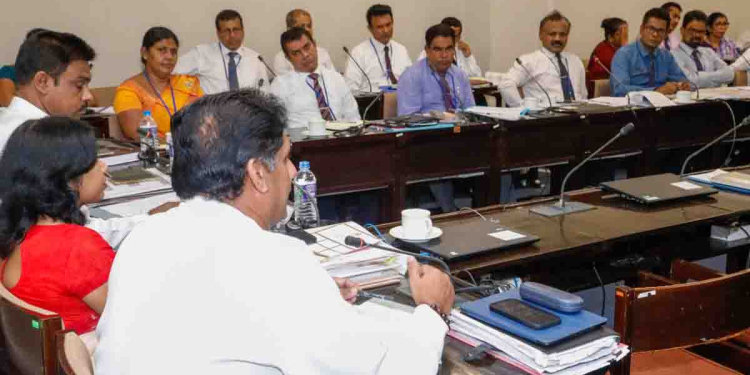 අස්වැසුමේදීත් ආණ්ඩුව රිවස් එකේ! ලක්ෂ 20ක් දුප්පත් ජනතාව තෝරගත්තේ කොහොමද? ගෘහයක ආදායම-වියදම හොයාගත්තේ කොහොමද? සජිත්ගේ චෝදනාව සමෘද්ධි නිලධාරීන් පිළිගනී! VIDEO & PHOTOS I Sri Lanka Latest News