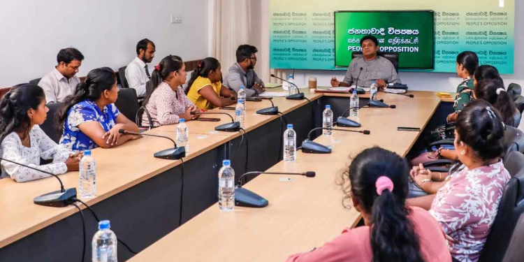රැකියා විරහිත කලා උපාධිධාරීන් 30,000 වෙනුවෙන් සජිත් අලුත් සටනක් අරඹයි! විසඳුම් ලබා දෙන්නත් සූදානම්! කල්පැන්න කුණු බිත්තර රටට කවන ජාවාරමකුත් හෙළිකරයි! VIDEO & PHOTOS I Sri Lanka Latest News