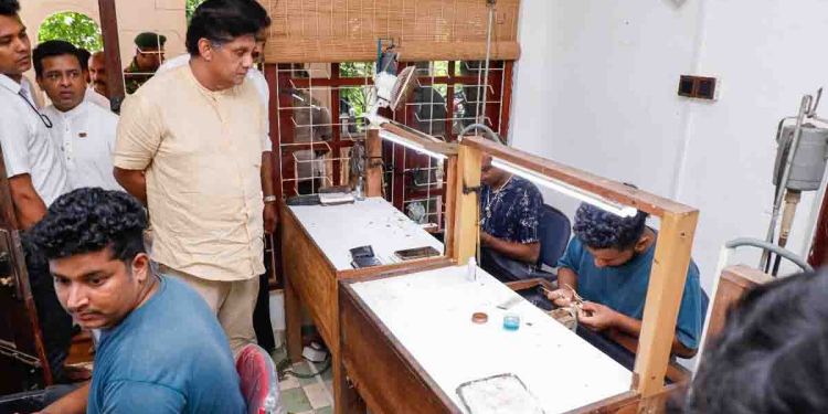 ආණ්ඩුව සමාජ මාධ්‍යයට වාරණ දාලා-තහංචි පනවලා රටට ලැබෙන්න තියෙන ඩොලර් ටිකත් නැති කරන්නයි යන්නේ! බදු පිට බදු ගහලා ව්‍යවසායකයන් රටින් යන තැනට පත් කරලා! සජිත් ස්වර්ණාභරණ නිර්මාණ ශිල්පීන් ළඟටම ගිහින් ප්‍රශ්න කතාකරයි! VIDEO & PHOTOS I Sri Lanka Latest News