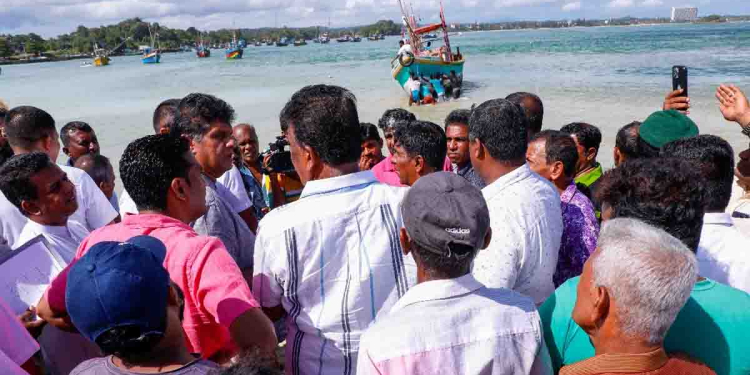 කප්පරතොට ධීවර වරායේ කප්පරක් ප්‍රශ්න! වැලි කන්දක් නිසා බෝට්ටු විනාශයි! ප්‍රශ්නය විසඳීම සජිත් බාරගනී! වහාම ඇස්තමේන්තුවක් ඉල්ලයි! PHOTOS & VIDEO I Sri Lanka Latest News