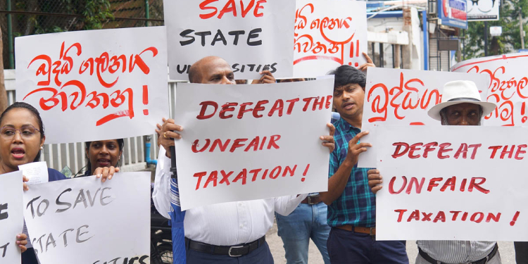 රාජ්ය අධ්යාපනයට අත තියන්න දෙන්නෙ නෑ! විශ්වවිද්යාල අධ්යයන – අනධ්යයන කාර්යමණ්ඩලය ඒකාබද්ධ සටනක! VIDEO I Sri Lanka Latest News