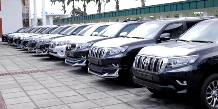 ජනාධිපති කාර්යාලයට අයත් රුපියල් කෝටි ගණනක් වටිනා අධි ආරක්ෂිත රථ 13ක් ඇතුළු වාහන 28ක් රක්ෂණය කර නැති බව හෙළිවෙයි! Sri Lanka Latest News