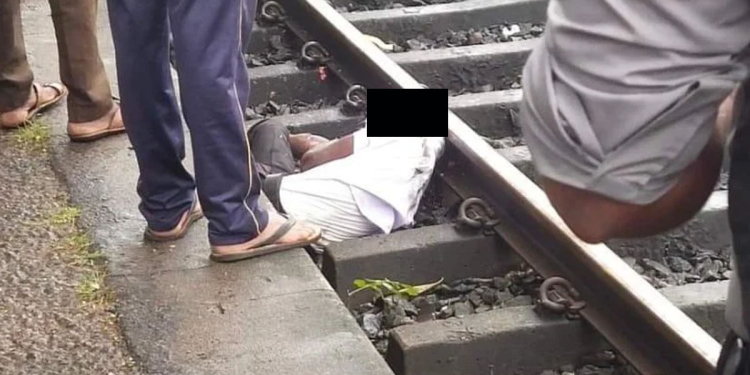 රියැදුරු වර්ජනය අස්සේ දුම්රියේ වහල මත ආපු මොරටු සරසවියේ ඉංජිනේරු ශිෂ්යයෙක් ඇදවැටී මරුට! Sri Lanka Latest News