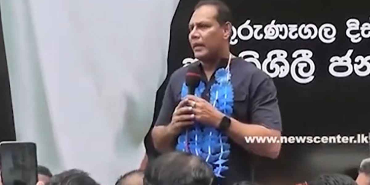 දයාසිරි හෙට්ටිපොළ මහගෙදරට එද්දී ශ්රීලනිප පාක්ෂිකයන් මල්මාලා දාලා රතිඤ්ඤා දාලා දයාසිරිව පිළිගනී! ඇමැතිකම් ගත්ත අයගේ කේලම් අහලා මාව එළෙව්වා! අද ඇමැතිකම් ගත්ත එවුන් ඇතුළේ… මම එළියේ…! VIDEO I Sri Lanka Latest News