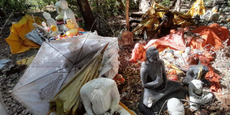 බැතිමතුන් කැබිලිත්ත වනසලා! ප්රතිමා, පූජා භාණ්ඩ කැලේ හැමතැනම දාලා! දැඩි පාරිසරික හානියක් සිදුවෙන්න පටන් අරන්! Sri Lanka Latest News