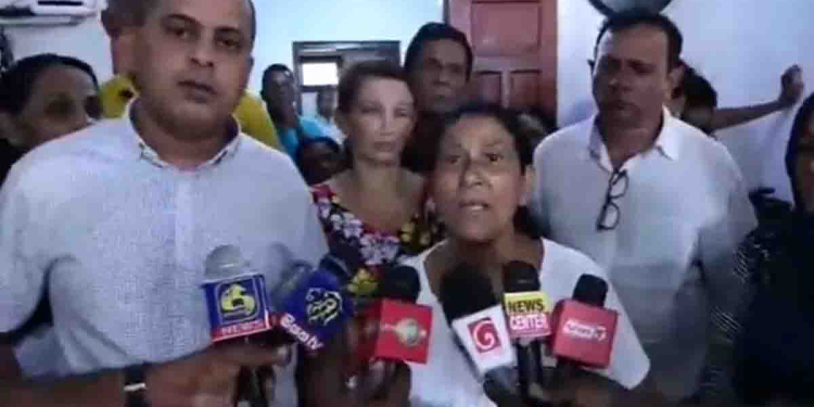 ආණ්ඩුව තුන්වෙනි වතාවටත් කරන්ට් බිල වැඩි කරන්නයි යන්නේ! මිනිස්සු ලයිට් බිල් අරන් මරික්කාර් හම්බවෙන්න එයි! අපිට ජීවත් වෙන්න බෑ -ජනතාව කියයි! වැඩිකළොත් මරාගෙන මැරෙන්න හරි පාරට බහිනවා -මරික්කාර් කියයි! VIDEO I Sri Lanka Latest News