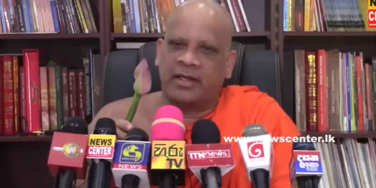 මිහින්තලේ හිමි ‘පොහොට්ටුවකුත්’ අරන් මාධ්‍ය හමුවට ඇවිත් පොහොට්ටුවෙන් කරන මඩ ප්‍රහාරයක් ගැන විශාල හෙළිදරව්වක් කරයි! ‘කෝටියක් දීපන්.. නැත්නම් උඹ මරනවා!’ වීඩියෝ එකක් පෙන්වා මරණ තර්ජන කළේ කව්ද? කෝ නීතිය? VIDEO I Sri Lanka Latest News
