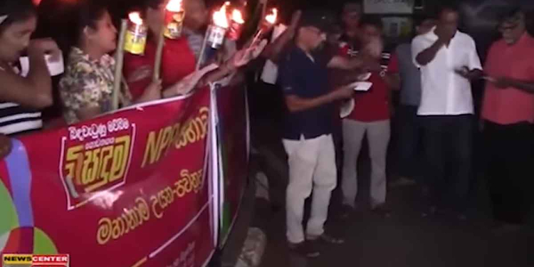 තෙල් මිල වැඩි කළාට විරෝධය පා මිනිස්සු මහ රෑ පාරට බැහැලා පන්දම් පාලිය යළි පටන් ගනී! VIDEO I Sri Lanka Latest News