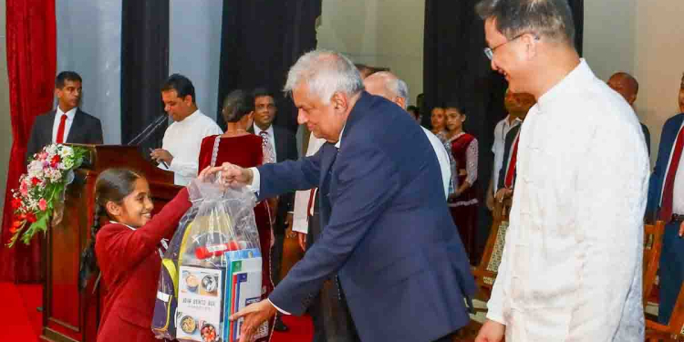 පාසල් සිසුදරුවන් 12,000කට චීනයෙන් පාසල් උපකරණ සහ නිල ඇඳුම් නොමිලේ! ජනපති ‘සීතාවක සිසු අරුණලු’ වැඩසටහනට එක්වෙයි! චීන තානාපතිත් ඇවිත්! PHOTOS I Sri Lanka Latest News
