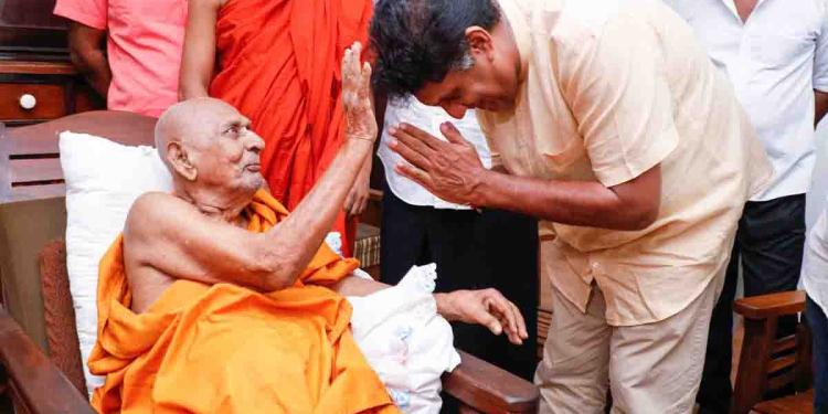 සජිත් දෙවිනුවර දෙවොල් බිමට පැමිණෙයි! පුදබිමේ විදුලි බිල් ප්‍රශ්නය සොයා බලයි! දේවාලයේ සංවර්ධන සැලැස්ම ගැනත් කතාකරයි! VIDEO & PHOTOS I Sri Lanka Latest News