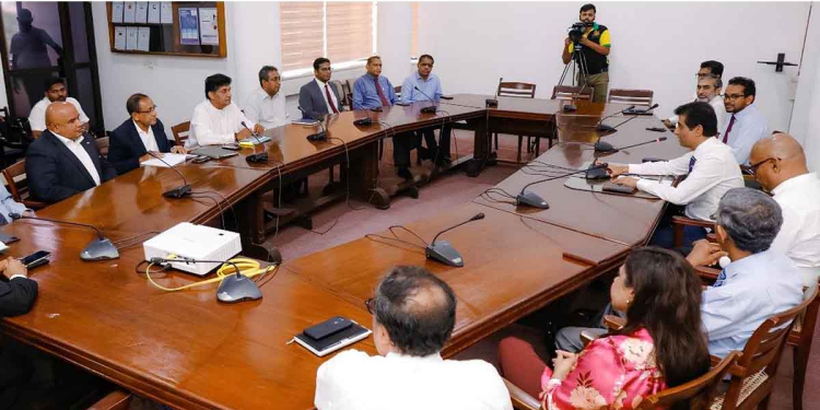 ඉතිහාසයේ පළමු වතාවට විපක්ෂනායකවරයෙක් වාණිජ මණ්ඩලයට යයි! විධායක මණ්ඩලය සහ ආංශික ප්රධානීන් හමුවී රට ගොඩගන්නා ප්රතිපත්තිමය න්යාය පත්රයට අදහස්-යෝජනා අරගනී! VIDEO & PHOTOS I Sri Lanka Latest News
