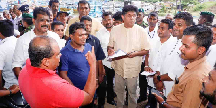 ආණ්ඩුව ලෑස්ති වෙන්නේ සමාජ මාධ්ය මර්දනයකට! ඒකට ඉඩ තියන්නේ නෑ! ලොකු පුටු නැතිවෙන තවත් අරගලයක් එනවා! දෙවිනුවර ධීවර වරායට ගිය විපක්ෂනායකගෙන් අනතුරු ඇඟවීමක්! VIDEO & PHOTOS I Sri Lanka Latest News