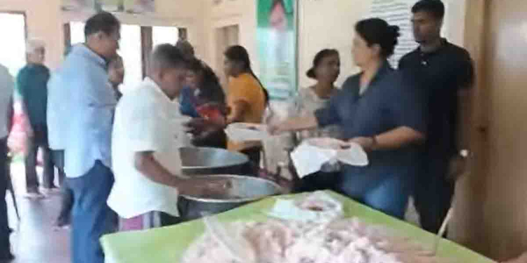 මාතර සජබ සංවිධායක බිමල් ජයසිරිගේ පක්ෂ කාර්යාලයේ අවතැන් වූ අසරණ මිනිස්සුන්ට කෑම දෙන මධ්යස්ථානයක් වෙයි! VIDEO I Sri Lanka Latest News