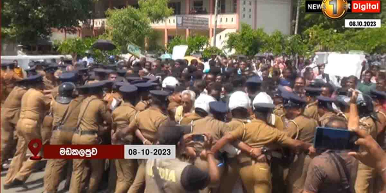 තණකොළ නිසා මඩකලපුව ගිනියම් වෙයි! රාසමාණික්කම් එක්ක මිනිස්සු පාරට බහී! පොලිසිය උද්ඝෝෂකයන් වට කරගනී! VIDEO I Sri Lanka Latest News