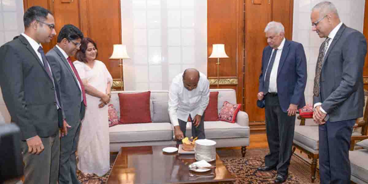 රනිල් මහින්දට කේක් කපා හැපි බර්ත්ඩේ කියයි! Sri Lanka Latest News