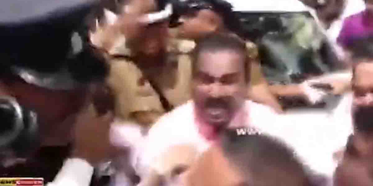 ලංකාවේ කවදාවත් වෙච්ච නැති දෙයක්! දොස්තරවරු ඇවිත් සෞඛ්ය අමාත්යංශය වටකරයි! පොලිසිය ඇවිත් දොස්තරවරු වටකරයි! තත්ත්වය උණුසුම්! VIDEO I Sri Lanka Latest News