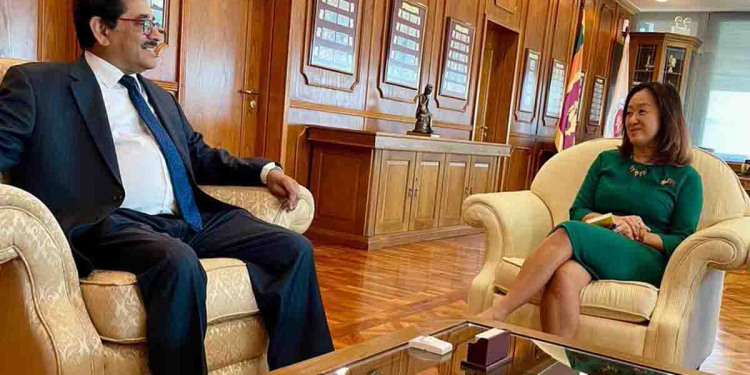 විදේශ ණය ප්‍රතිව්‍යුහගත කිරීමේදී සියලුම ණයහිමි පාර්ශ්වයන්ට එක විදිහට සලකන්න ඕනෑ! ඒ වගේම සියලුම පාර්ශ්වයන් විනිවිදභාවයෙන් යුතුව කටයුතු කිරීම වැදගත්! අමෙරිකානු තානාපතිනිය මහබැංකුව ඇතුළටම ගිහින් නන්දලාල්ට දැනුම් දෙයි!  VIDEO I Sri Lanka Latest News