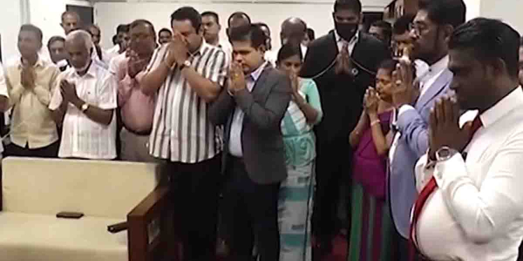 සෞඛ්‍ය ඇමැතිකමින් එළියට දාපු කෙහෙළිය පුතත් එක්ක පරිසර අමාත්‍යංශයට ගිහින් වැඩ බාරගනී! ‌කෙහෙළිය කියන්නේ රට ජාතිය වෙනුවෙන් ලොකු මෙහෙවරක් කරපු-ජීවී අජීවී ලෝකය සුවපත් කරපු කෙනෙක්! ආපු හාමුදුරුවො කෙහෙළිය ගැන කරපු වර්ණනාව අහලම බලන්නකෝ! VIDEO I Sri Lanka Latest News
