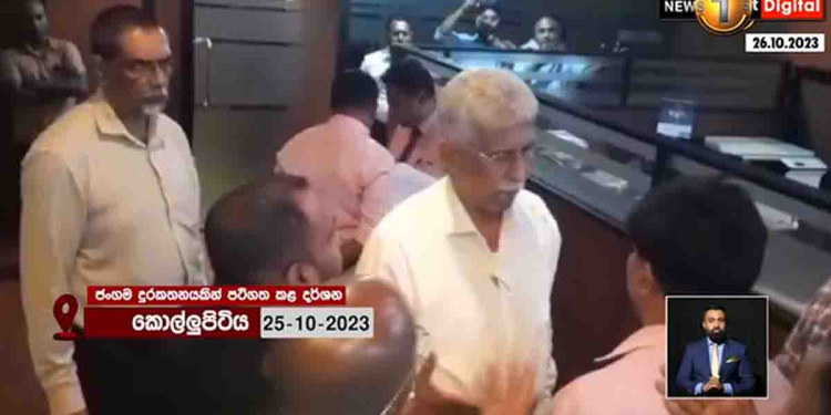හිඟ වැටුප් ප්‍රශ්නයක් මුල් කරගෙන පොහොට්ටුවේ වෘත්තීය සමිති පොහොට්ටුවේ පාලක ලේකම් සහ මිල්කෝ සභාපති වෙච්ච රේණුකව කාමරයේ හිරකරයි! පොලිසිය ඇවිත් පොහොට්ටුවේ සේවකයන් කුදලගෙන ගිහින් උසාවි දමයි! අපිට කනගාටුයි! VIDEO I Sri Lanka Latest News