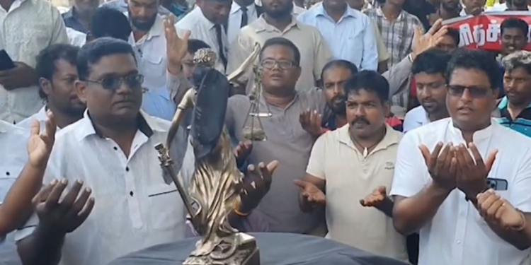 මුලතිව් විනිසුරුගේ සිද්ධියට උතුර ඇවිස්සෙයි! සාධාරණය ඉල්ලා යුක්තියේ දෙවඟන ඉදිරියේ මිනිස් දම්වැල් විරෝධයක්! Sri Lanka Latest News