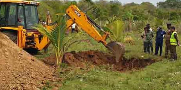 කොටින්ගේ ආයුධ සහ රත්‍රන් සොයා දැඩි රැකවල් මැද වවුනියාවේ තැන් තුනක් බැකෝ යොදා හාරයි! Sri Lanka Latest News