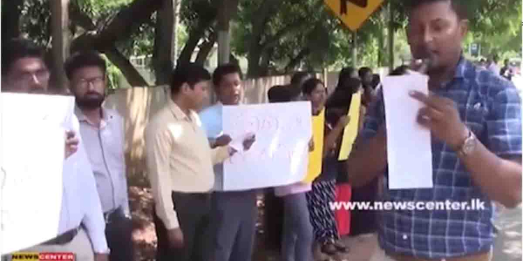අයවැයෙන් වැඩි පඩි ඉල්ලා රාජ්ය සේවකයෝ කෑම පැයේදී පාරට බැස්ස හැටි! අරගලය ඉවර නෑ! අපි කොහොමත් පාරේ ඉන්නේ! VIDEO I Sri Lanka Latest News