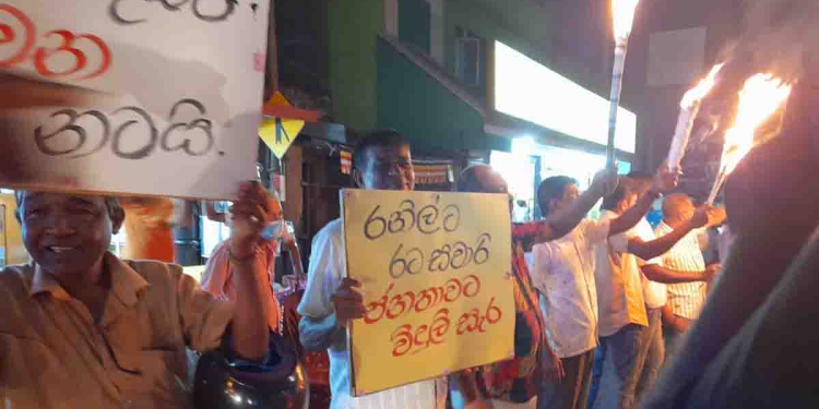 ලයිට් බිලට එරෙහිව කුලියාපිටියේත් පන්දම් විරෝධයක්! සජබෙ උපාලි පියසෝම මිනිස්සුත් එක්ක ඇවිත් බෙර ගහලා පන්දම් පත්තු කරලා යකා නටයි! VIDEO & PHOTOS I Sri Lanka Latest News
