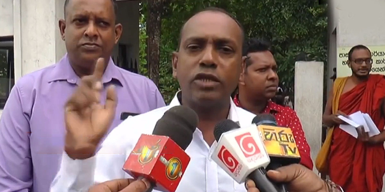 ජීවන බර දරාගන්න බෑ! රු. 20,000ක පඩි වැඩිවීමක් අවශ්‍යයි! ජනතාව දැනුවත් කරමින් රාජ්‍ය සේවකයෝ අත්පත්‍රිකා බෙදා දෙති! VIDEO I Sri Lanka Latest News