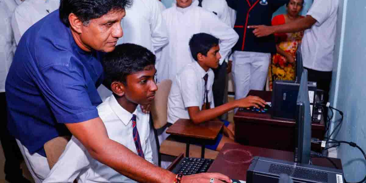ලයිට් බිල මෙහෙම වැඩි කරලා මොන ස්මාර්ට් රටවල් හදන්නද මේ යන්නේ! මේකෙන් වෙන්නේ පාසල් දරුවන්ට තුන් වේල කන්න නැති වෙනවා! දරුවො පන්තිවල කලන්තෙ දාලා වැටෙනවා! හරියට ඉගෙනගන්න බැරි වෙනවා! දරුවන්ට තුන්වේල කාලා හොදට ඉගෙනගන්න පුලුවන් රටක් හදන වගකීම අපි බාරගන්නවා! තවත් සුහුරු පන්ති කාමරයක් මේ රටේ දරුවන්ට පරිත්යාග කරමින් විපක්ෂනායක සහතිකයක් දෙයි! VIDEO & PHOTOS I Sri Lanka Latest News