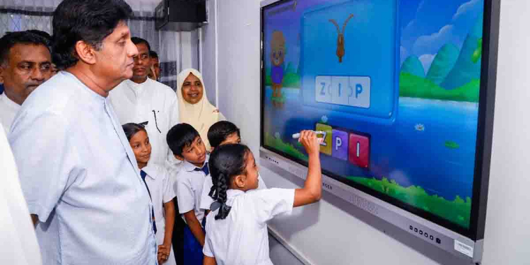 ඇත්ත කතා කරන්න මම බය නෑ! මේ රටේ අධ්‍යාපනය ඉංග්‍රීසියෙන් සිදුවිය යුතුයි! බංකොලොත් වෙලා තියෙන රටේ ලෝකය දිනන පුරවැසියන් බිහි කරන ගමන අපි ආරම්භ කරනවා! සජිත්ගේ නොනවතින රැල්ල! අත්තනගල්ලේ පාසලකට 39 වැනි සුහුරු පන්තිය පරිත්‍යාග කරමින් විපක්ෂ නායක ‌හොඳ පණිවුඩයක් දෙයි! VIDEO & PHOTOS I Sri Lanka Latest News