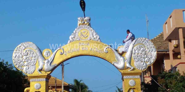 පඬුරු අයිති අපිට! කාර්යාලයට නෙමෙයි! සීනිගම දෙවොල් දේවාලයේ කපු මහත්තුරු අද වර්ජනයේ! යාතිකා-පොල් ගැහිලි-මිරිස් ඇඹරිලි මොනවත් නෑ! එක් කපුවෙක් ‌මකර තොරණ උඩටත් නැගලා! I Sri Lanka Latest News
