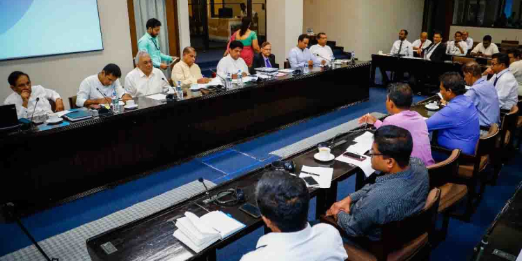 ජනපති එක්ක කළ සාකච්ඡා අසාර්ථකයි! විශ්වවිද්යාල ආචාර්යවරුන්ගේ කමිටුව සජිත් ප්රමුඛ විපක්ෂයේ පක්ෂ විධායක කමිටුව හමුවෙයි! තියෙන ප්රශ්න ඔක්කොම ප්රසිද්ධියේ කියයි! සජිත් ඇතුළු කණ්ඩායම ප්රශ්න විසඳන ආකාරය විශ්වවිද්යාල ආචාර්යවරුන්ට පැහැදිලි කරදෙයි! VIDEO & PHOTOS I Sri Lanka Latest News