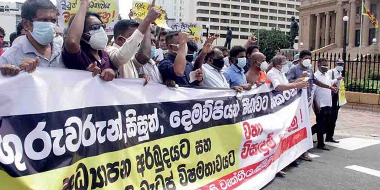 ඇමැති සුසිල් සොරි කිව්වත් වැඩක් නැතිවෙයි! උද්ඝෝෂණයේදී කඳුලු ගෑස්-වතුර ගැහුවාට ගුරු-විදුහල්පතිවරු අද රට පුරා ඉස්කෝල ඉදිරිපිට උද්ඝෝෂණ සංවිධාන කරයි! I Sri Lanka Latest News