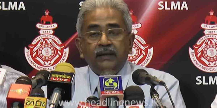 අනුමැතිය දුන්නේ කව්ද? කැබිනට් අනුමැතිය ලැබුණද? රේගුව තහවුරු කරගෙනත් නෑ! කොහෙන් ගෙනාවද කියලා කවුරුත් දන්නෙ නැති බෙහෙතක් හදිසි මිලදී ගැනීම් යටතේ රටට ගෙනල්ලා! ඒ සමාගමම කියනවා එහෙම බෙහෙතක් හදලත් නෑ කියලා! විශේෂඥ වෛද්යවරු ඒකාබද්ධව මාධ්ය හමුවකට ඇවිත් රටම හෙල්ලෙන හෙළිදරව්වක් කරයි! VIDEO I Sri Lanka Latest News