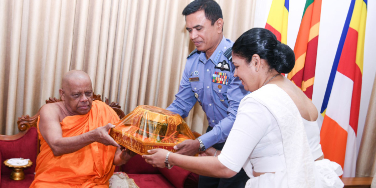 ගුවන් හමුදා රණවිරුවන් අනුස්මරණය කිරීමේ පූජෝත්සවය මහනුවර ශ්‍රී දළදා මාලිගාවේදී! Sri Lanka Latest News