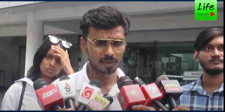 කැස්බෑව පොලිසියට චෝදනා ගොන්නක්! මාව රෑ පිට්ටනියක් මැදට අරන් ගිහින් අත්දෙකට මාංචු දාලා හොඳටම ගැහුවා! බැඳලා සතියයි! බිරිඳට කුණුහරුප කියලා පොලිසියේ කාමර අතුගෑවෙව්වා! අන්තිමේදි මාව ‘අයිස්’ එක්ක උසාවියට දාලා දඩත් ගැහුවා! දැන් මගේ විවාහයත් අවුල්! රස්සාවත් ඉවරයි! තරුණයෙක් මානව හිමිකම් කොමිසමට ඇවිත් පැමිණිලි කරයි! VIDEO I Sri Lanka Latest News
