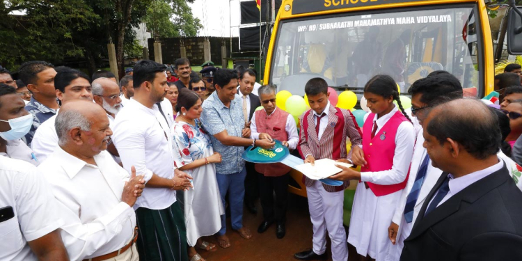 සාමාන්‍යයෙන් සිදු නොවන අසාමාන්‍ය සිදුවීමක්! ලෝක ළමා දිනයේ විපක්ෂනායක බස් රථයක් දරුවන්ට පරිත්‍යාග කරන උත්සවයට ඉන්දීය මහකොමසාරිස්තුමාත් එයි! වේදිකාවට නැග කතාවකුත් කරයි! VIDEO & PHOTOS I Sri Lanka Latest News