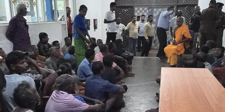 දිවුලපතානේ ජනතාව ගමෙන් පලවා හැරීමට එරෙහිව ගම්වාසීන් මහවැලි කාර්යාලයේ විරෝධතාවක! Sri Lanka Latest News