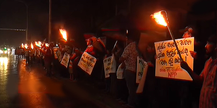 විදුලි බිලට එරෙහිව ජවිපෙත් පන්දම් අරන් පාරට බහී! VIDEO I Sri Lanka Latest News