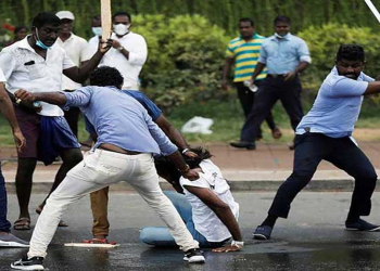 පාසල් නොඑන එක ගැන සිසුවකුට අවවාද කරපු නියෝජ්‍ය විදුහල්පතිට සිසුවාගේ ඥාතීන් පොලුවලින් ගහලා! Sri Lanka Latest News